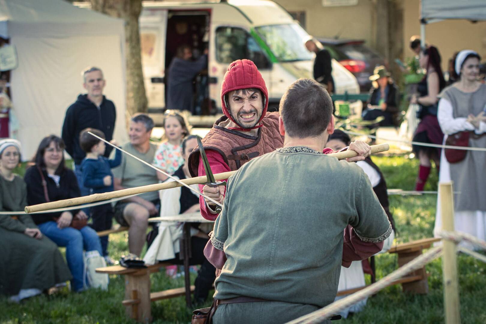 Combat d'escrime de spectacle, avec épée contre bâton et dague