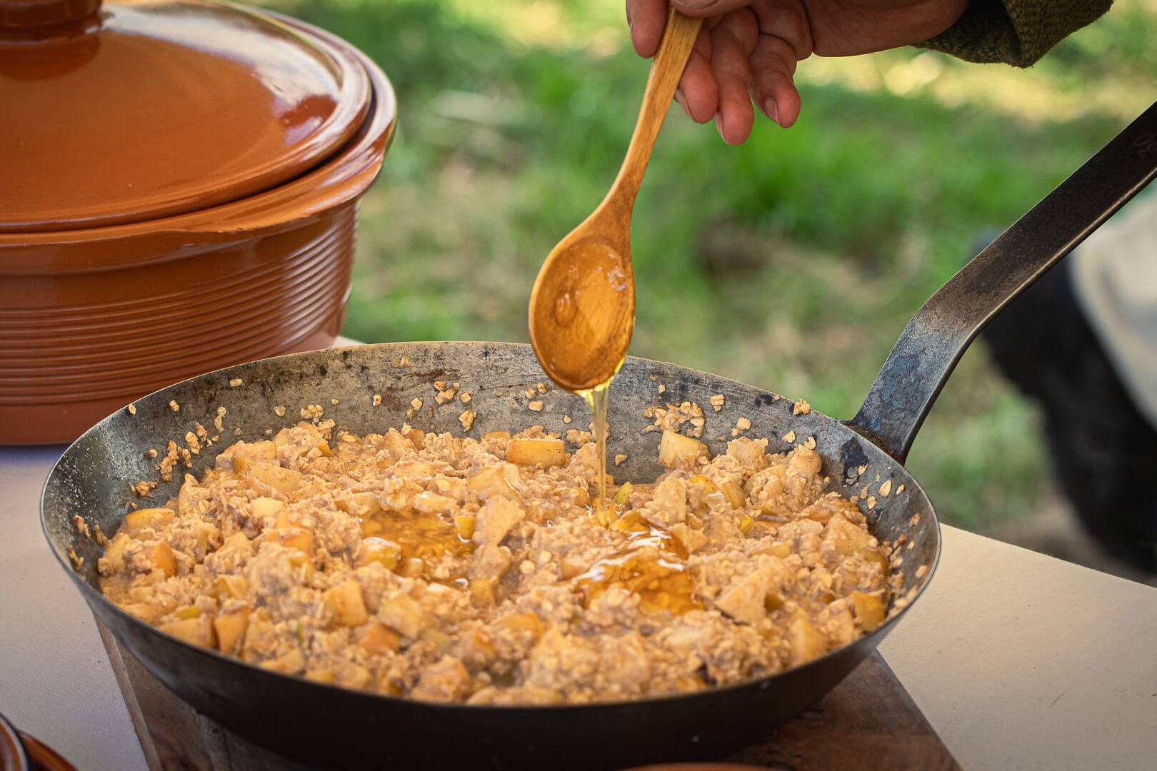 le cuisinier préparant des mets médiévaux